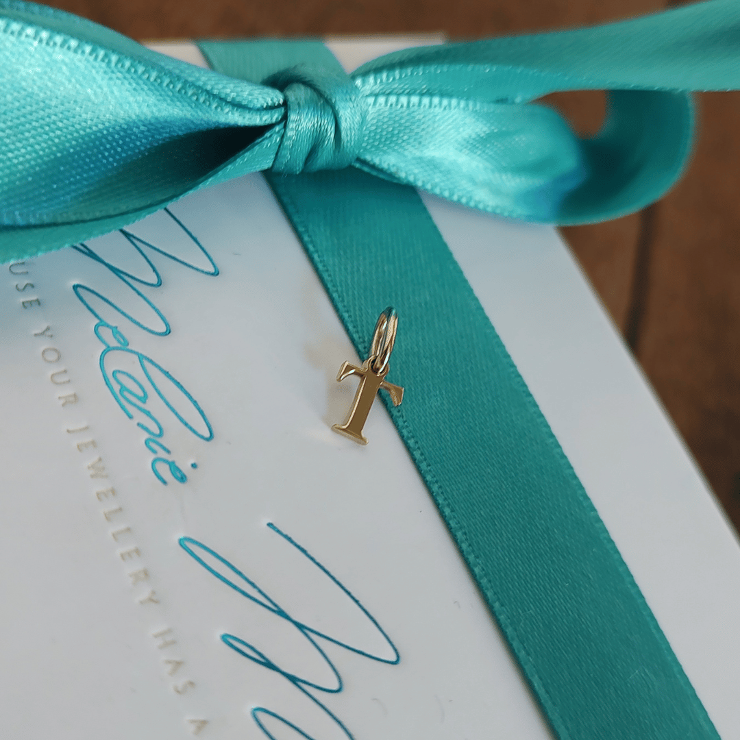 Individueller Initialen-Anhänger aus Echtgold als liebevolles Geschenk zur Geburt, zum Muttertag, Valentinstag, Jahrestag oder zu Weihnachten für einen besonderen Menschen. Deine Freundin, die mama und Deine Ehefrau werden den Anfangsbuchstabe immer nah am Herzen tragen. 
