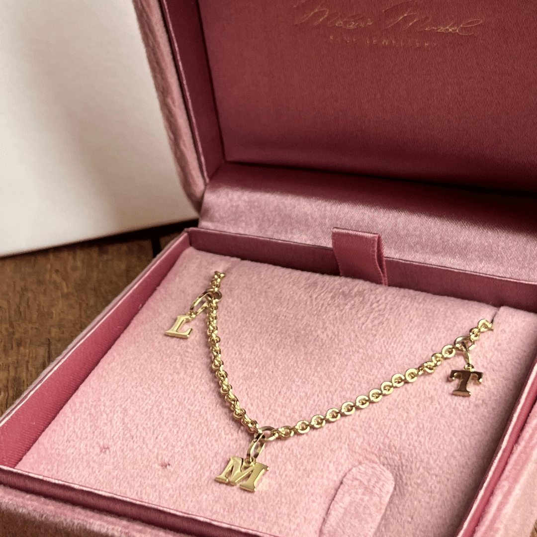 buchstaben kette 333 und 585 Gold personalisiert mit den initialen der Familie. So trägt mama ihre liebste familie immer nah am herzen. perfektes geschenk für mama und Ehefrau - zum geburtstag, zur geburt oder jahrestag und natürlich das bestseller geschenk zum muttertag
