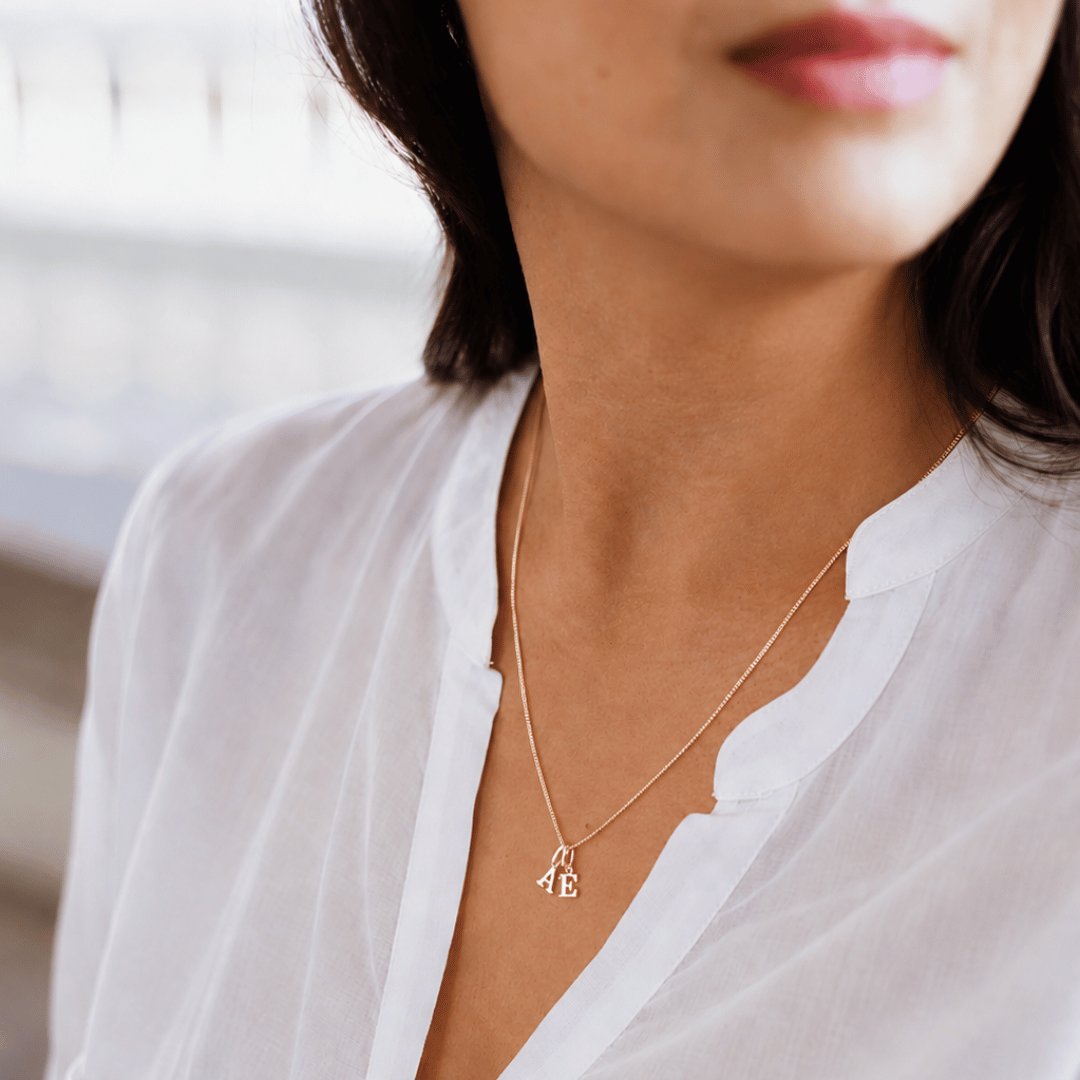 Goldkette mit zwei Buchstaben-Anhängern, personalisiert mit den Initialen oder anfangsbuchstaben Deiner Liebsten und handgefertigt in unserer Berliner Goldschmiede.