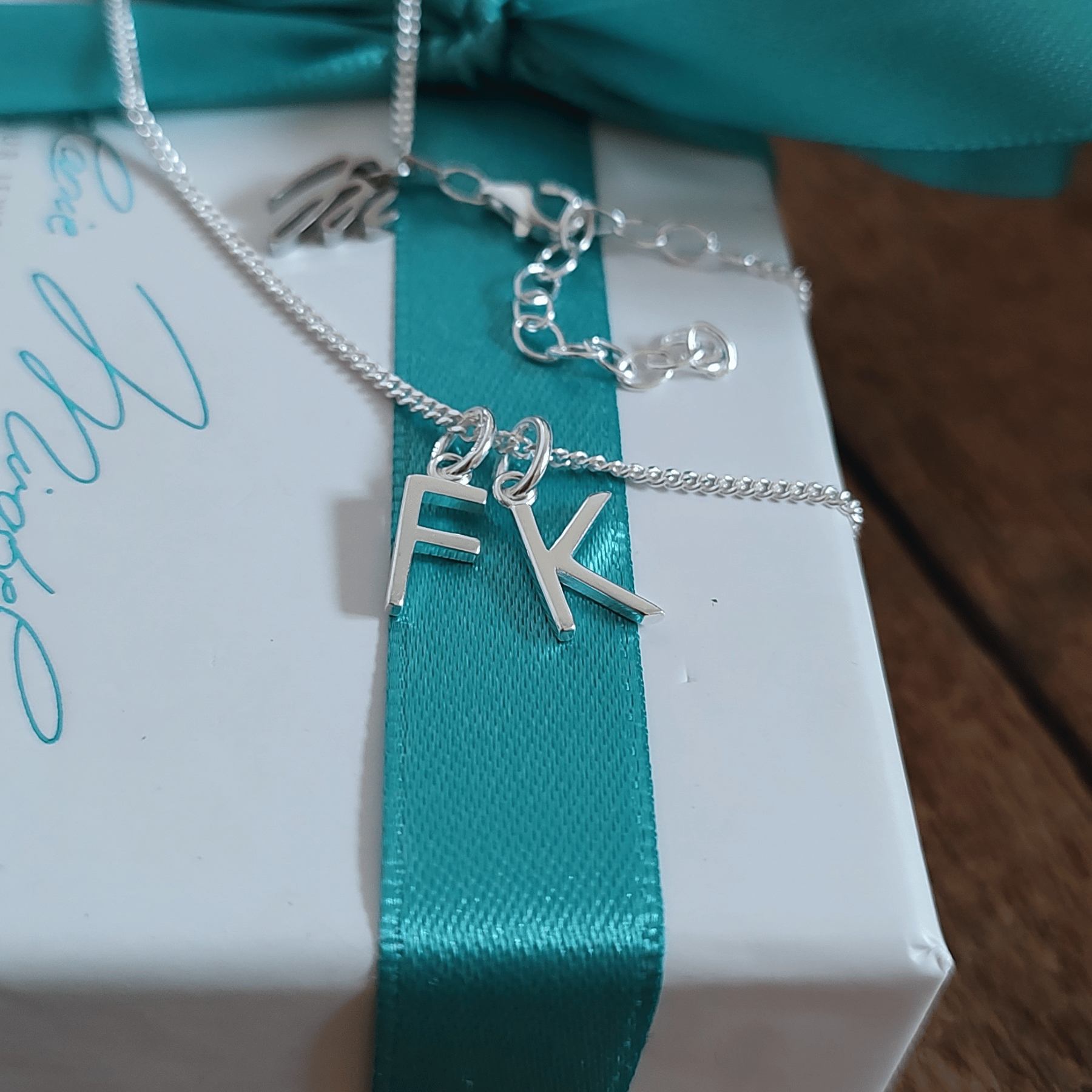 Silberkette mit zwei Initialen – die IVY Kette lässt Mamas die Anfangsbuchstaben ihrer beiden Kinder immer bei sich tragen.