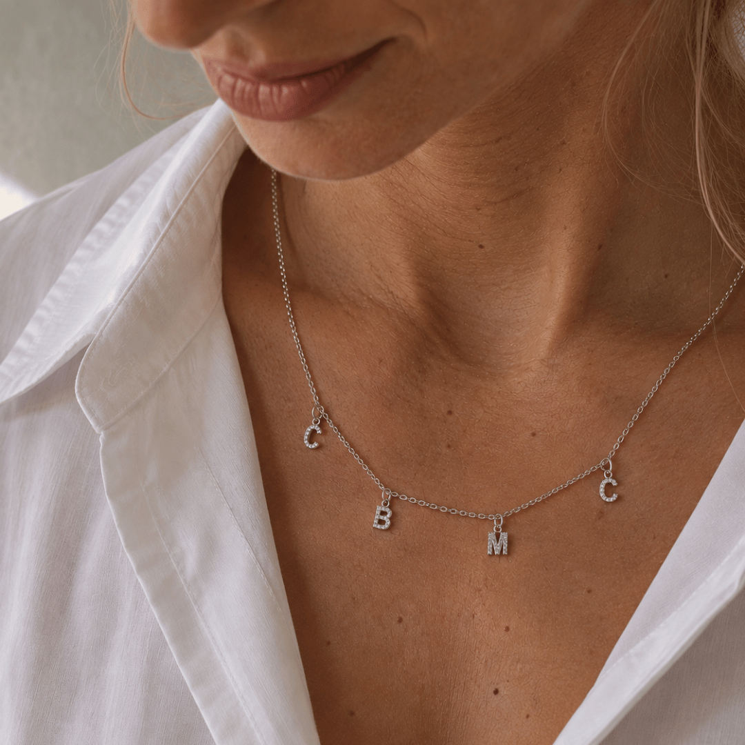 elegante Buchstaben kette mit 4 initialen der familie. handgefertigt in berlin und personaliisert nach Kundenwunsch. Die Kette ist ein perfektes geschenk für mama um sich die familie zu verewigen, ein ganz persönliches geschenk vom Ehemann zur Geburt der Kinder oder zum Jahrestag und Muttertag. Auch ein wundervolles geschenk vom partner an seine freundin als Liebesbotschaft