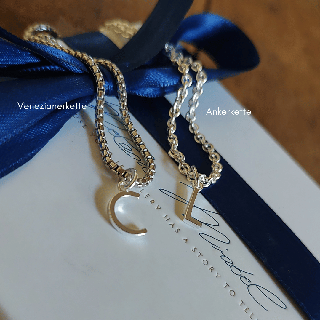 Die elegante Herren-Kette IVY mit Buchstaben-Anhänger in Silber, elegant und zeitlos für Männer gestaltet. Ein persönliches Geschenk für Ihn, dass Eure Verbundenheit ausdrückt. 