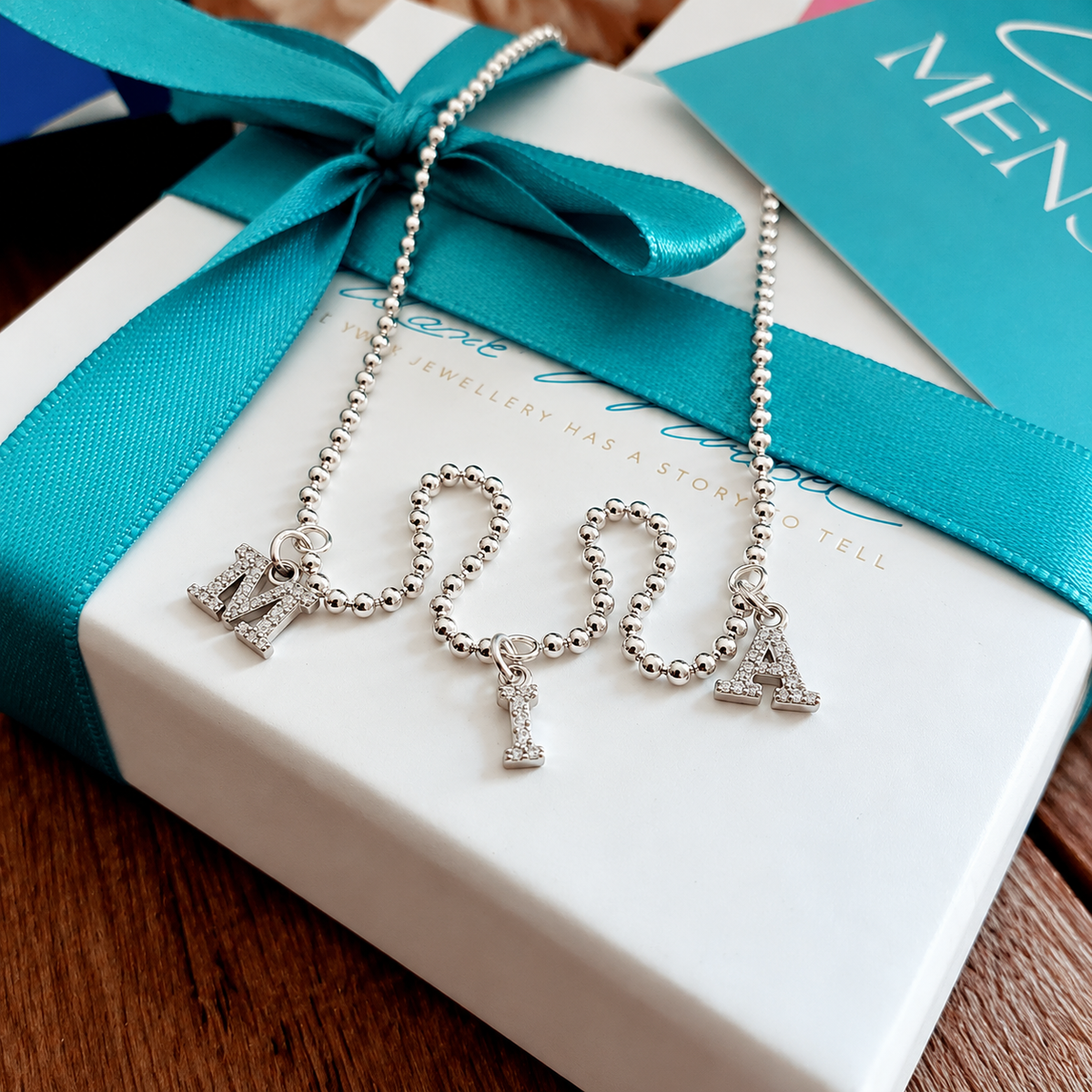 zarte initialen kette mit 3 anfangsbuchstabe der kinder. perfektes geschenk für mama
