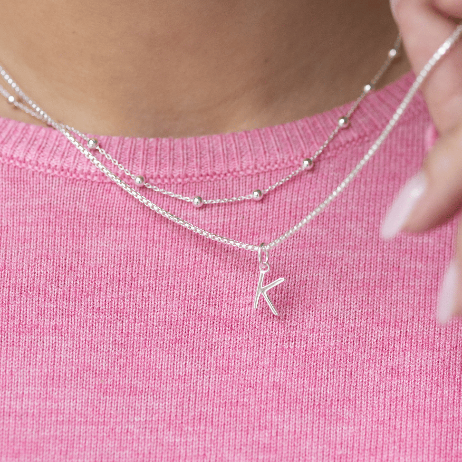 Silberkette mit dem Buchstaben K – die IVY Initialenkette eignet sich wunderbar als Hochzeitskette für Braut oder Trauzeuginnen. persönliches Geschenk für Freundin und Ehefrau