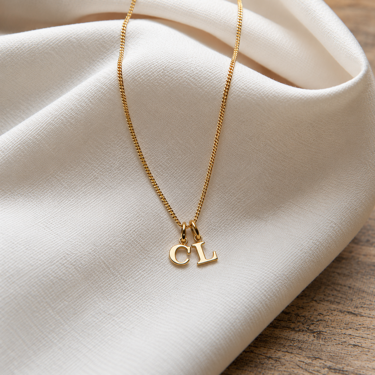 Goldene Initialenkette mit den Anfangsbuchstaben zweier Kinder – ein perfektes Geschenk für Mamas, die beide Liebsten nah am Herzen tragen möchten.