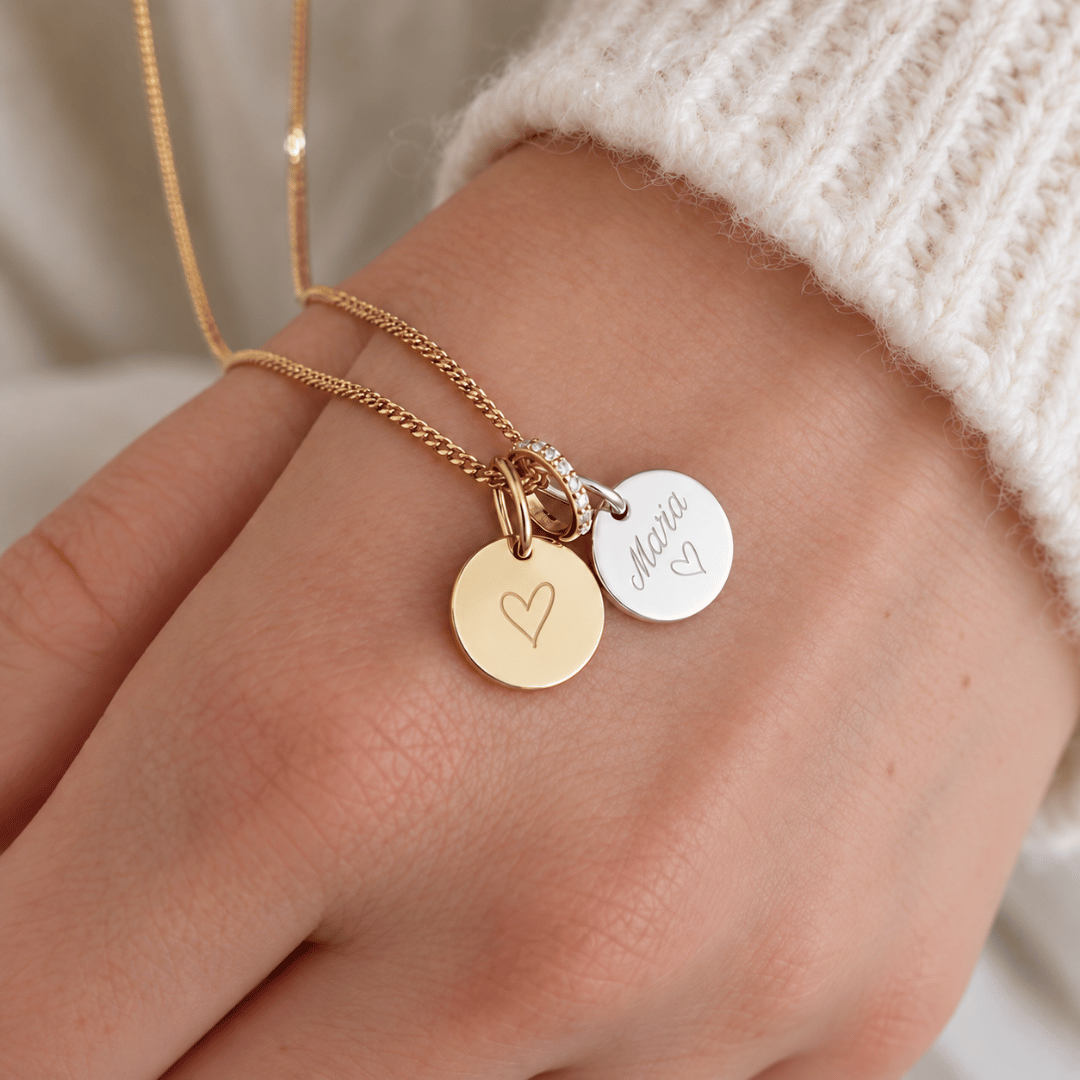 Unsere charm divider Trenner  in gold und silber schaffen etwas Platz zwischen deinen Charms und lassen diese somit auch mehr zur Geltung kommen. die kleinen charm divider sind mit hübschen zirkonia steinchen verziert. 