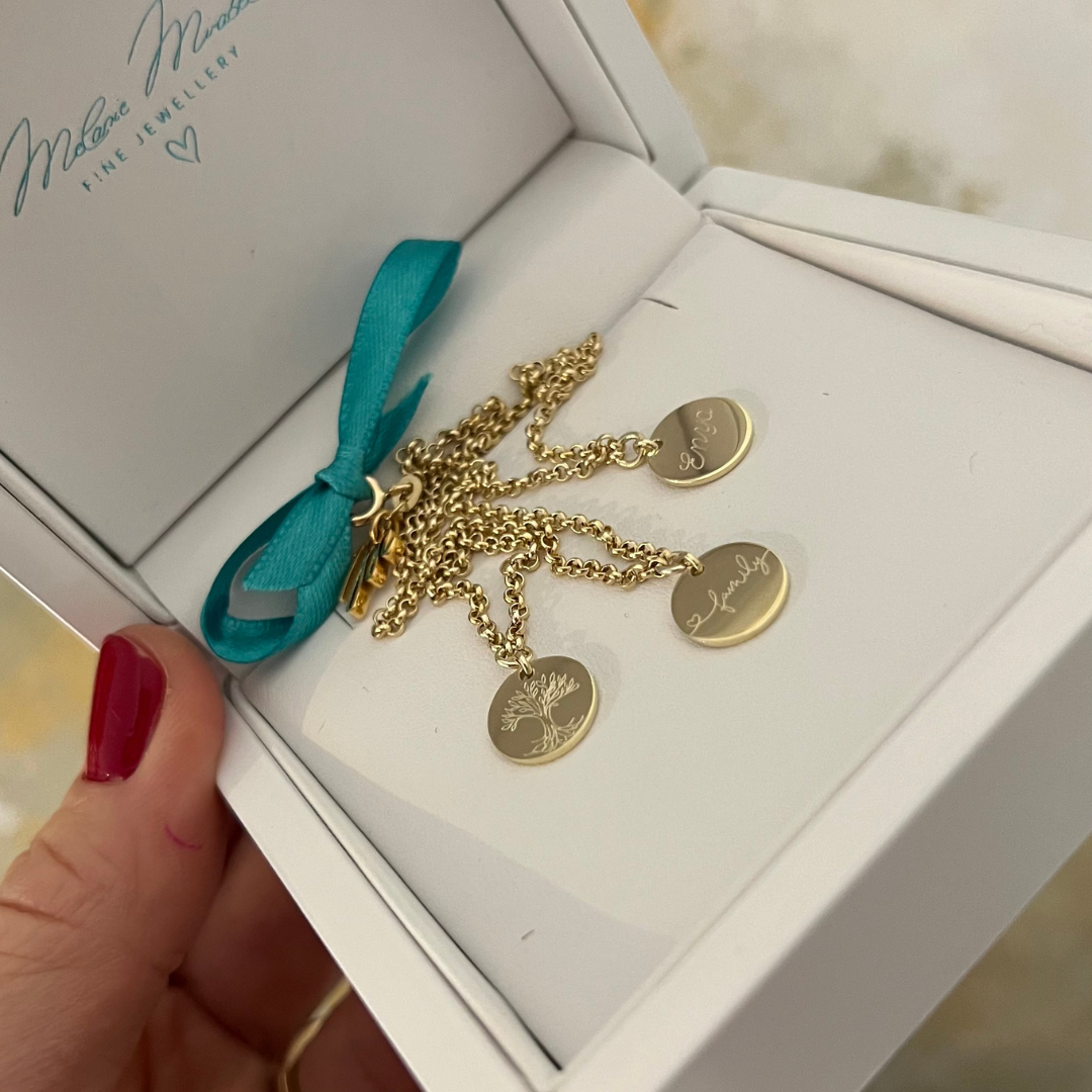 Die DREAM TEAM Familienkette in 333 Gold in detailansicht auf die persönlichen gravuren - in 333, 585 und 750 Gold handgefertigt mit nachhalten Gold in Berlin als bedeutungsvolles geschenk für die mama und oma für besondere momente im leben