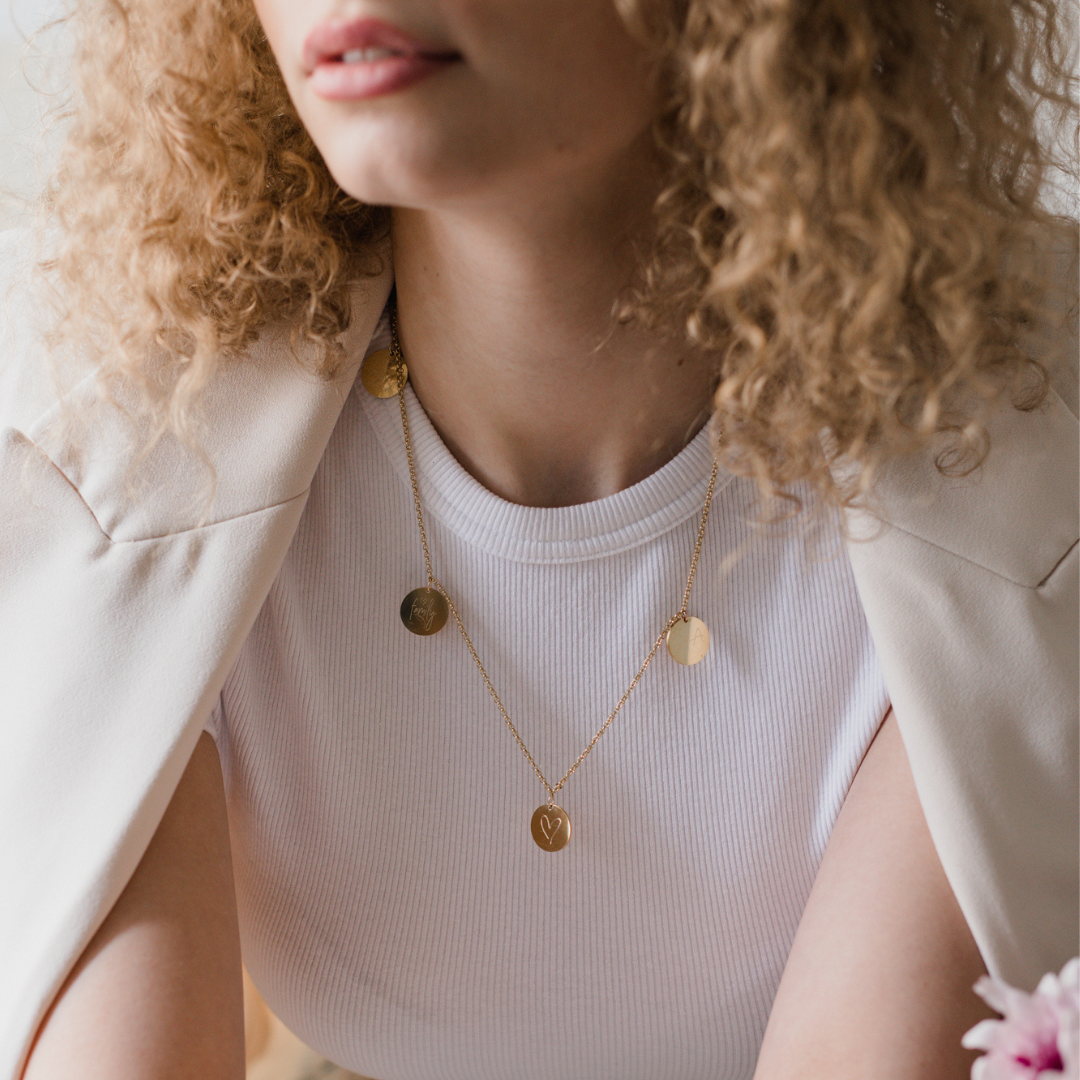 Die CREW LOVE Familienkette in Gold mit Gravur – ein Unikat, das die Namen deiner Liebsten für immer festhält. Ein persönliches Geschenk zur Geburt für die Mama, die personalisierten mama schmuck lieben