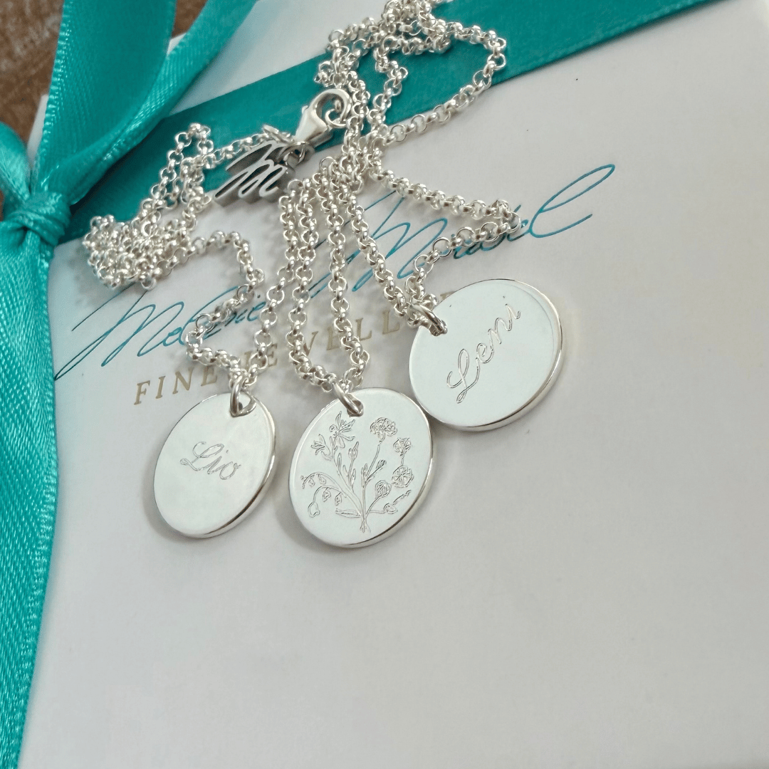 Die QUEEN MOM Familienkette in 925 Sterlingsilber mit drei personalisierten Gravur-Plättchen und Geburtsblumen strauss als Gravur – ein Geschenk zur Geburt für jede frischgebackene Mamas
