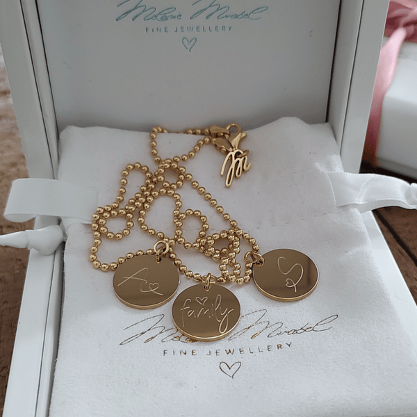 familienkette echt gold 585 gold und 750 gold mit individuellen designs,  goldkette für mütter mit plättchen, namenskette echt gold mit namen kinder