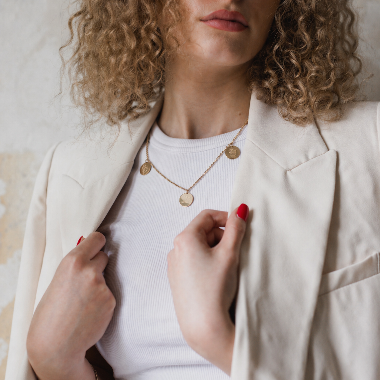 echte gold kette handgefertigt in goldschmiede berlin, persönliche anfertigung einer Familienkette 585 Gold wie strawberry and cream,  personalisierte Namenskette mit Namen kinder, Buchstaben Ketten mit initialen der familie 750 gold, gold kette für ehefrau mit plättchen anhänger, geschenk zum muttertag, schmuck für mütter, schmuck für ehepartnerin mit namen kinder, geschenk zur geburt mama mit 3 kinder 