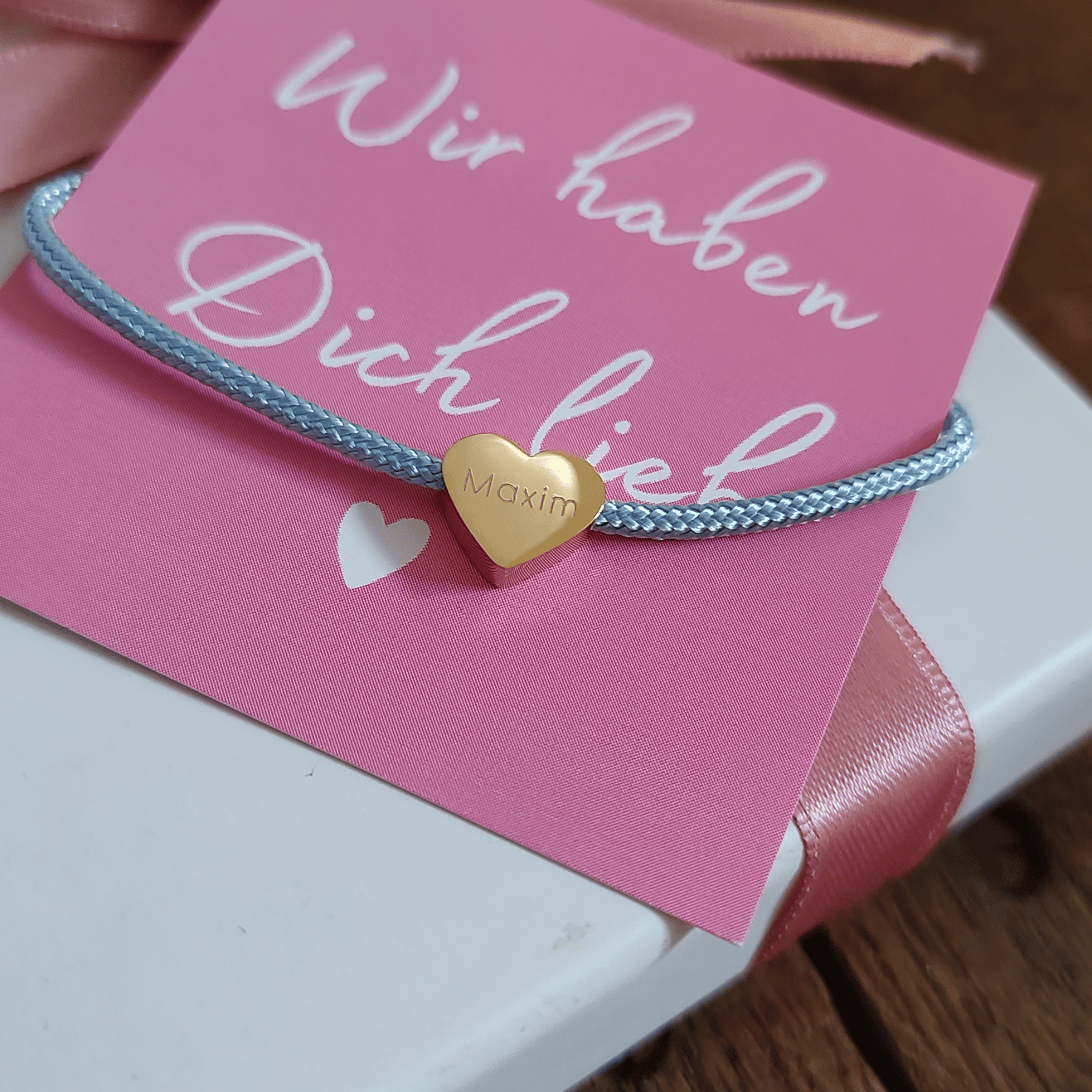 Herz Armband mit Gravur als Geschenk für die Trauzeugin oder Brautjungfer – individuelles Erinnerungsstück an einen besonderen Tag.