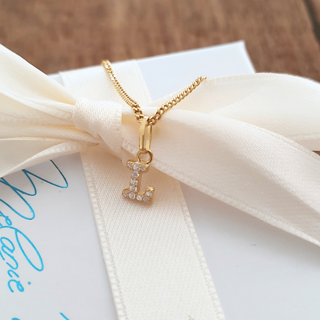 Die edle Goldkette dem Buchstabe L, besetzt mit funkelnden Zirkonia-Steinchen ist ein emotionales Geschenk für deine Partnerin, Ehefrau oder Mama - handgefertigt in unserer berliner goldschmiede mit recycelten Gold aus Deutscher Herstellung