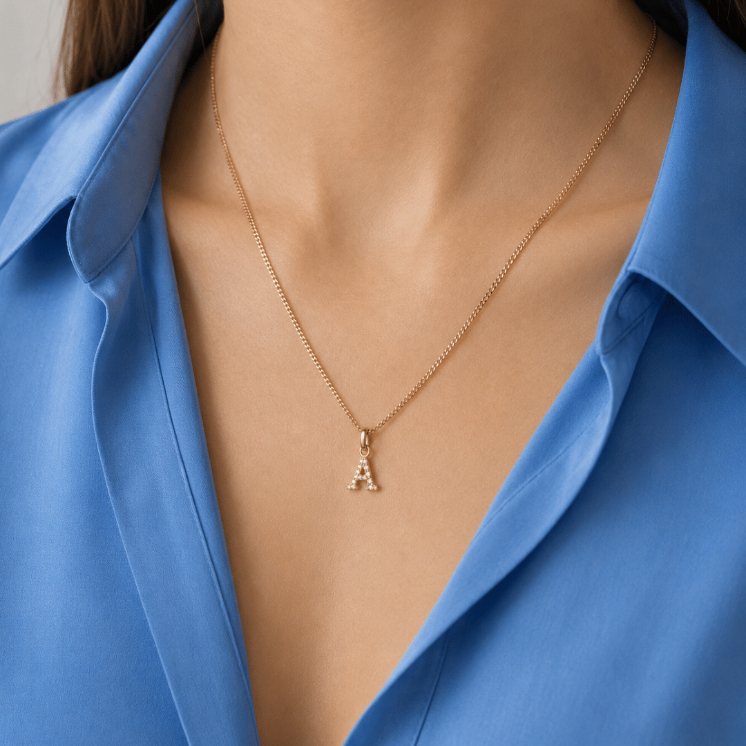 Die EDITH Buchstaben-Kette mit funkelndem Zirkonia-Buchstaben A ist eine wunderschöne Kette für die Partnerin, so dass sie deinen Anfangsbuchstaben immer am herzen tragen kann - als romantisches Geschenk für die Ehefrau