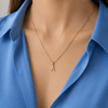 Die EDITH Buchstaben-Kette mit funkelndem Zirkonia-Buchstaben A ist eine wunderschöne Kette für die Partnerin, so dass sie deinen Anfangsbuchstaben immer am herzen tragen kann - als romantisches Geschenk für die Ehefrau