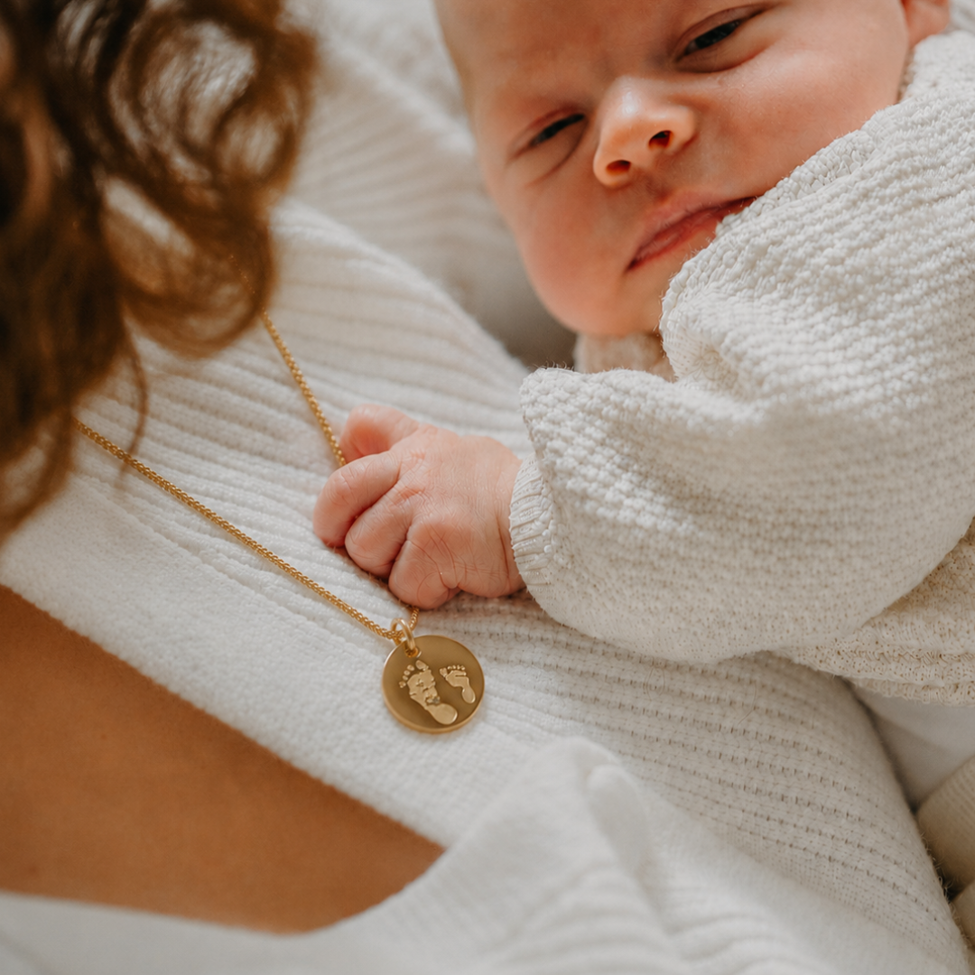 mama kette gold mit fussabdrücken vom baby, geschenk zur geburt gold kette mit fussabdruck von baby, namenskette für mütter in gold zur geburt zur erinnerung an baby 
