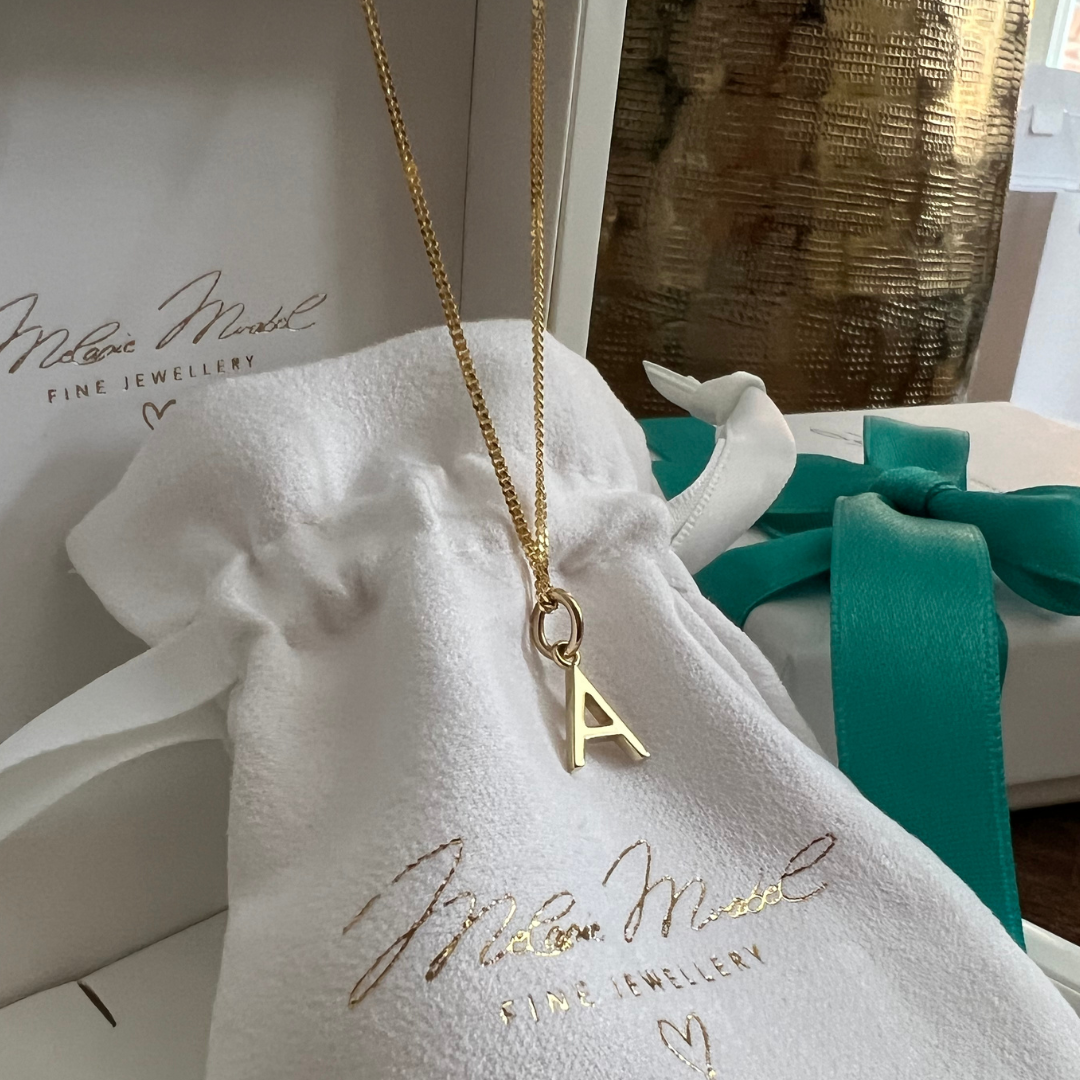 Goldkette mit dem Buchstaben A – ein romantisches Geschenk für die Partnerin oder als personalisierte Kette für Mama mit der Initiale ihres Kindes.
