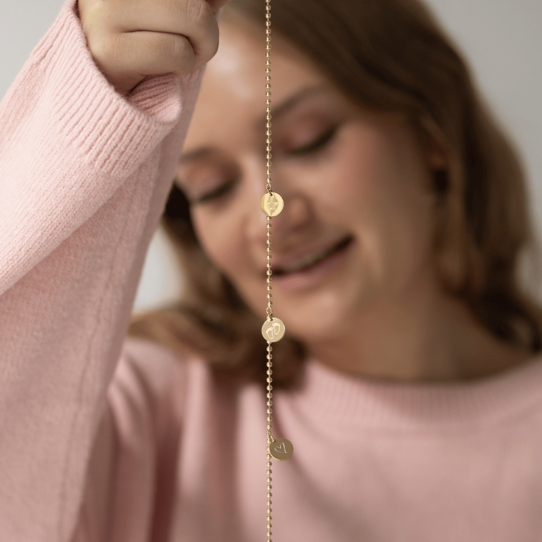 Meine 1. Familienkette für Mädchen, fertigen lassen mit individueller Gravur – ein persönliches Geschenk zur Einschulung oder zum Abitur. Ein wunderschönes Mutter Tochter Schmuckstück, dass sie in die nächsten Lebensphase begleitent wird und so ihr Zuhause und ihre Familie immer fest am Herzen hat. 