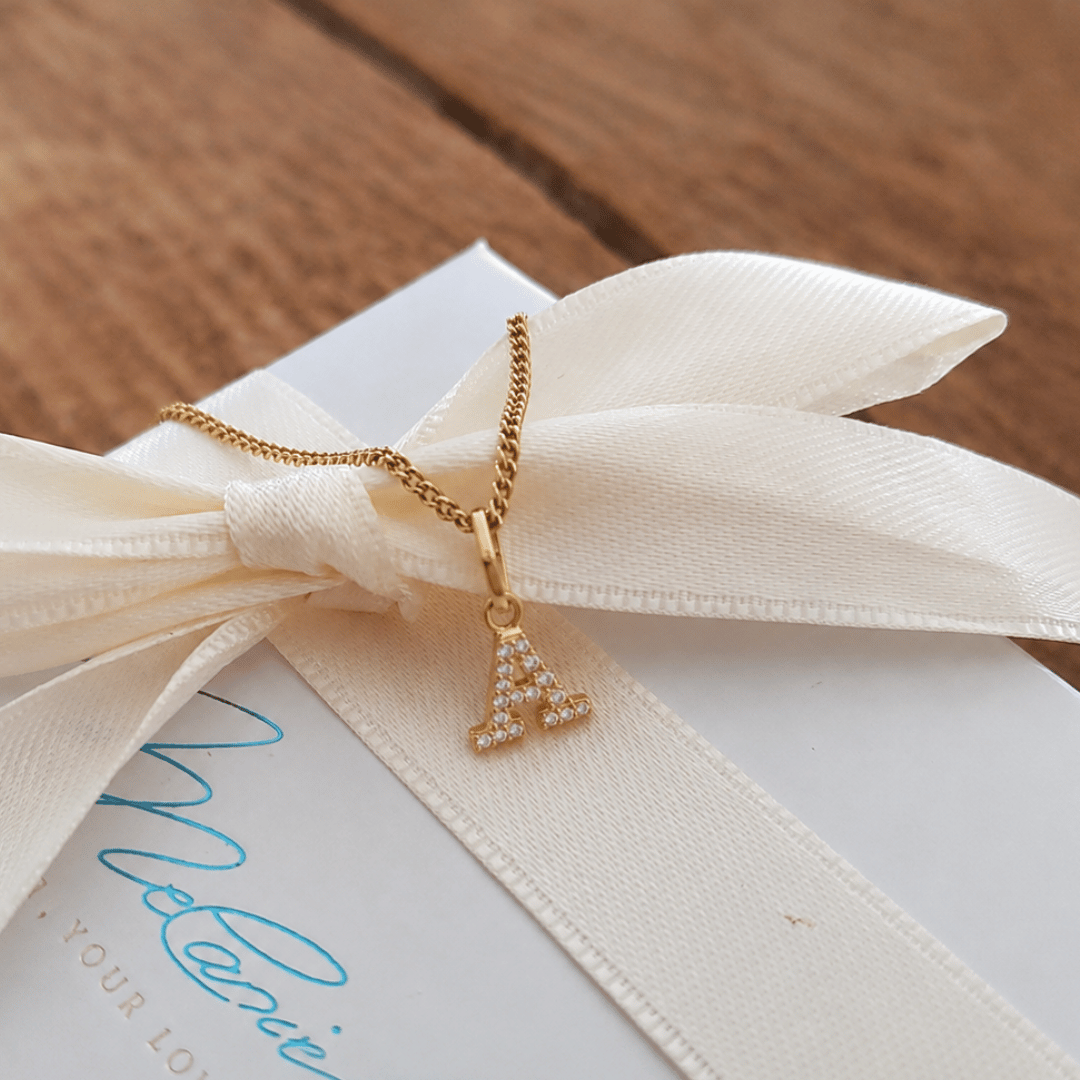 Goldkette mit dem funkelnden Buchstaben A, besetzt mit Zirkonia-Steinchen – die EDITH Kette aus unserer Buchstaben Ketten Kollektion ist ein sehr beliebtes geschenk für die ehefrau, die mama und freundin