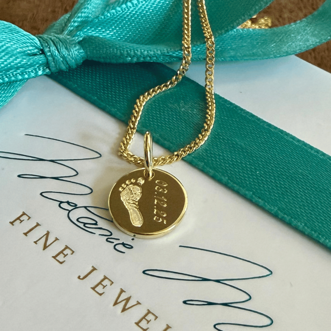 perfektes geschenk für die mama zur geburt des kindes mit der gravur des ersten baby fussabdrucks für immer verewigt auf eine zarte gold kette mit gravur plättchen. 