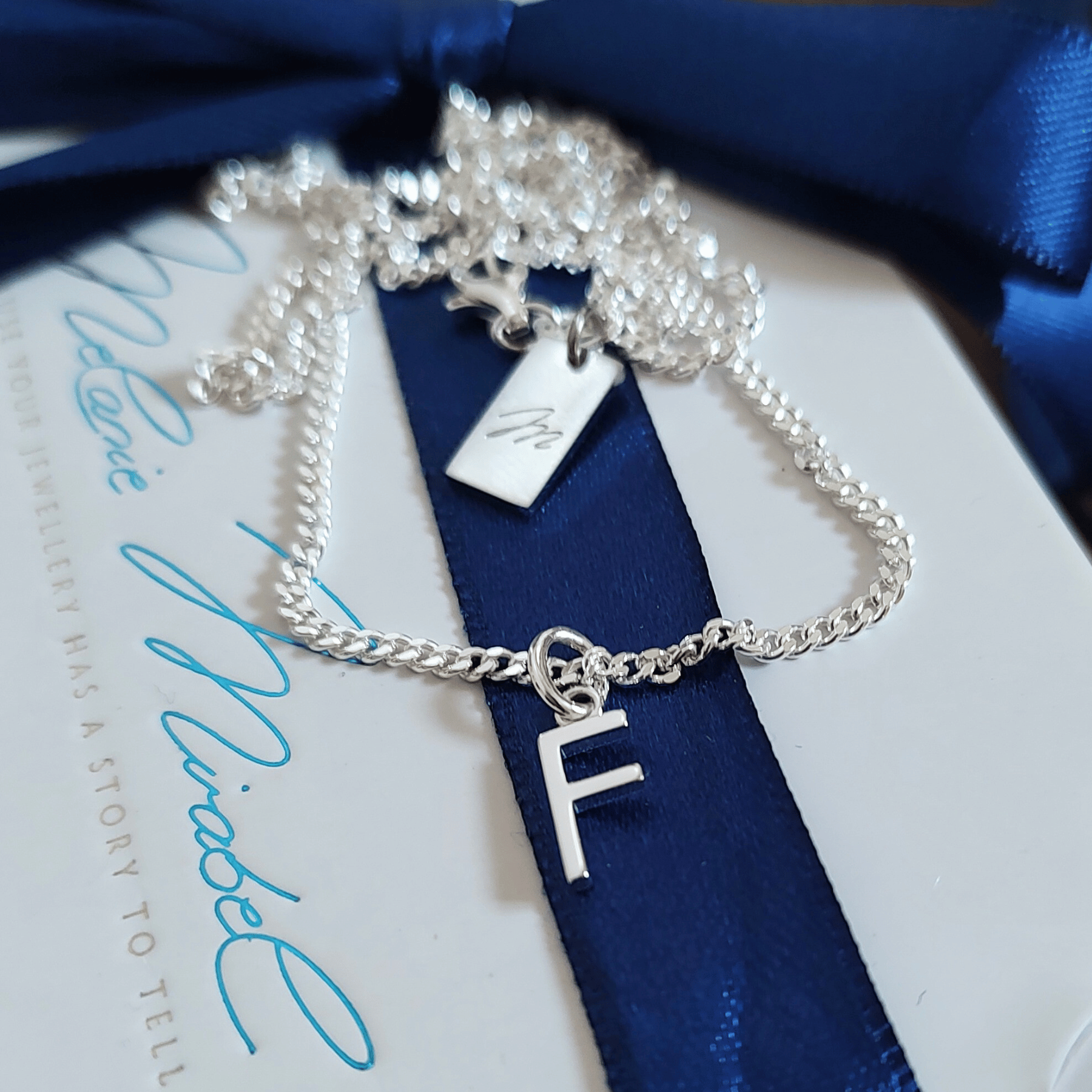 Herren-Kette in Silber mit persönlichem Anfangsbuchstaben – ein Partner-Geschenk für ihn. du suchst ein geschenk für deinen ehemann, der papa deiner kinder. mit Deinem anfangsbuchstaben trägt er dich immer nah am herzen. 