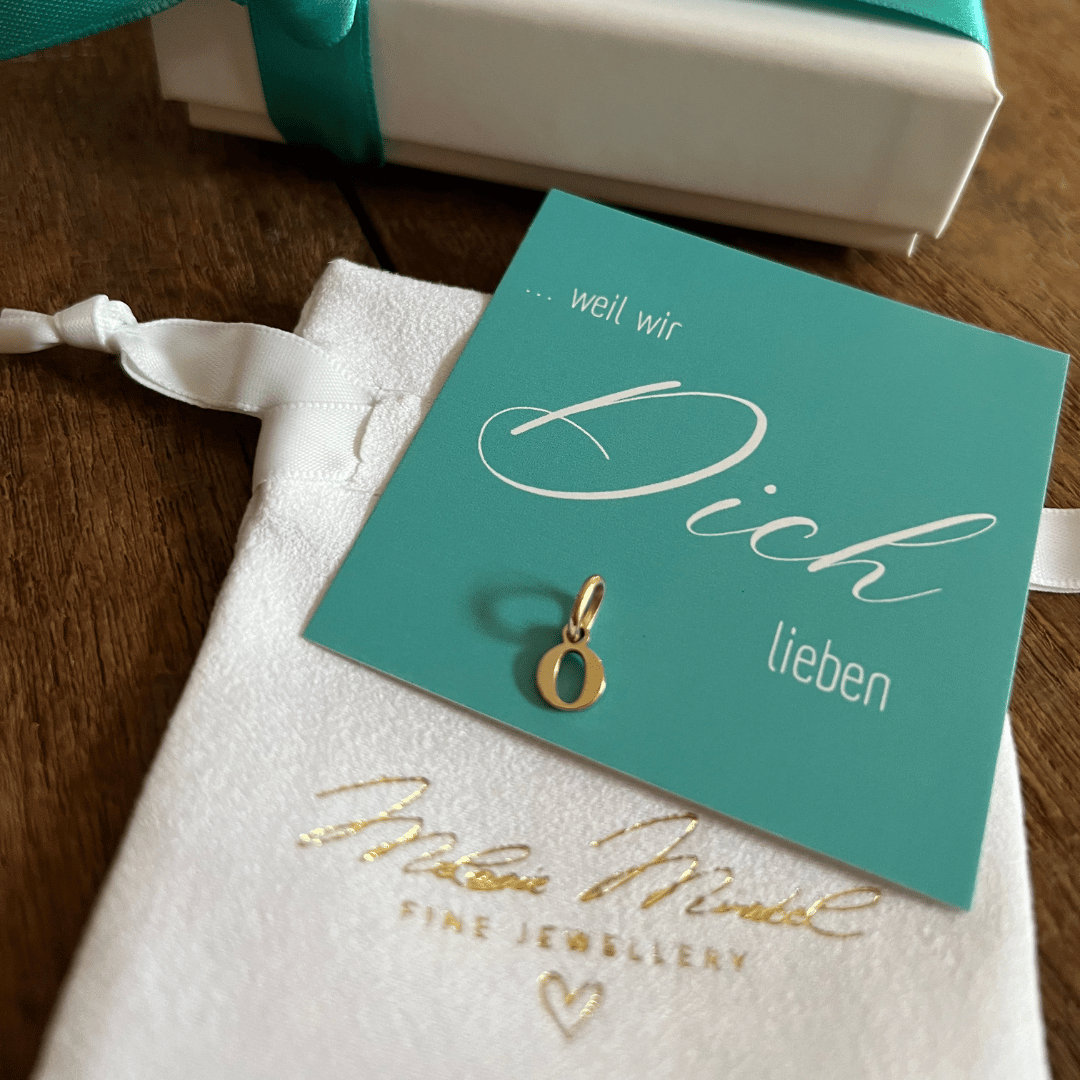 Personalisierter Goldanhänger mit Initiale aus nachhaltigem Echtgold. In Weissgold und Gelbgold, ob 333, 585 oder 750 Gold. Handgefertigt in deutscher Manufaktur als besonderes Geschenk für Mama, Tochter oder Freundin.