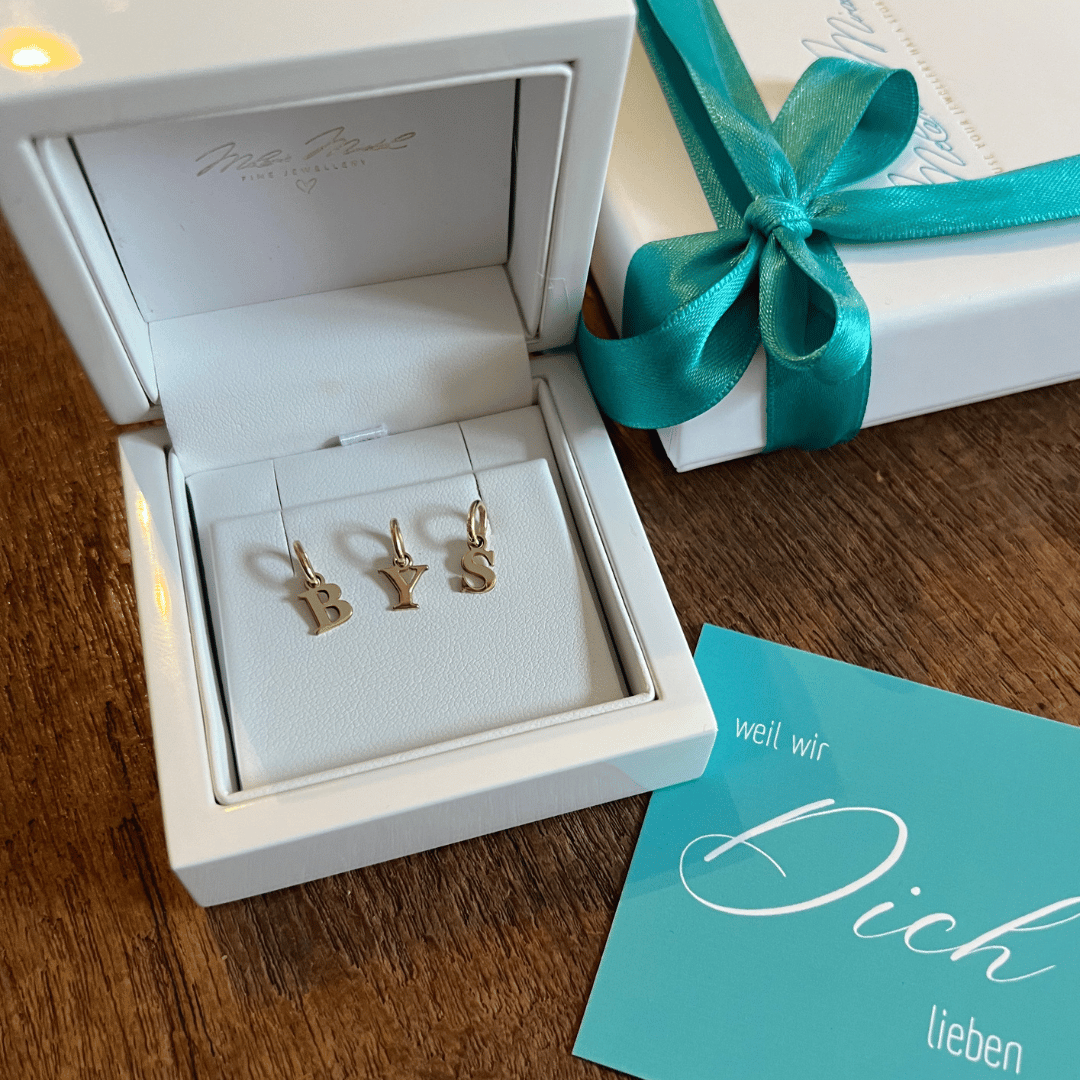Nahaufnahme eines personalisierten Initialen Anhängers aus recyceltem Echtgold wahlweise 333, 585 und 750 Gold. Jeder Buchstabe wird für Dich mit viel Sorgfalt in unserer Goldschmiede in  Berlin in Weissgold und Gelbgold von Hand gefertigt. 