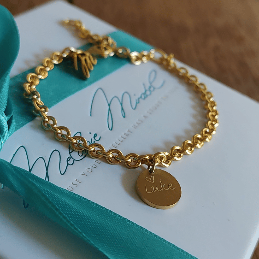 schmuck zur Geburt, initialen armband gold mit gravur, namensarmband gold für mütter, plättchen armband 1 anhänger, armband mit gravur namen kinder, freundschaftsarmband gold, armband beste freundin