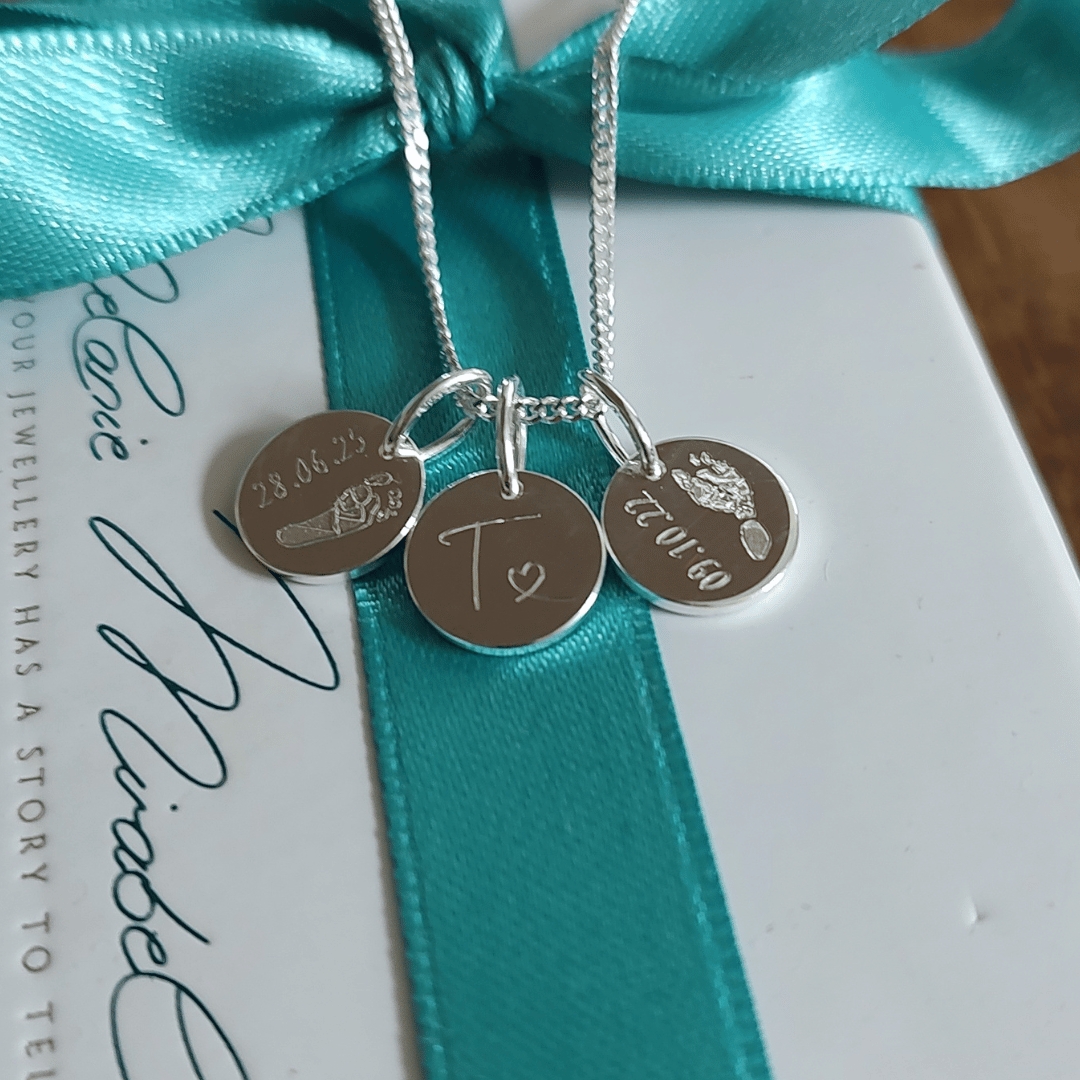 initialen kette silber mit baby fussabdruck gravur, namenskette mit gravur initialen der kinder, plättchen kette mit gravur sterlingsilber mit individueller gravur 
