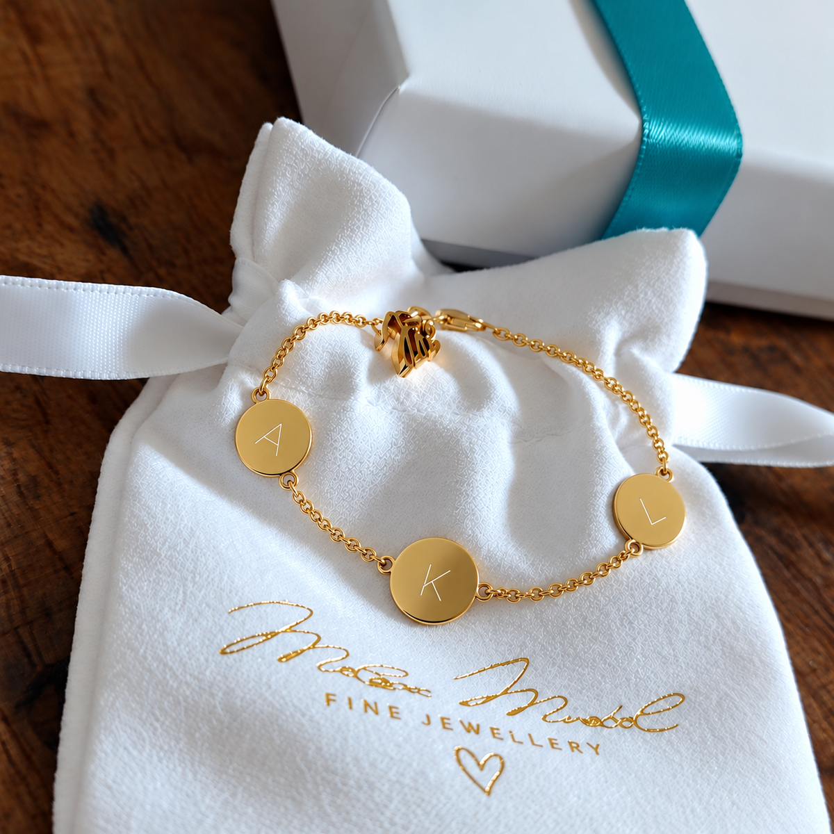 Goldarmband mit drei personalisierbaren gravur Anhängern aus 585 Gold. Jedes Plättchen des Familienarmbands kann mit Initialen, Kindernamen, Fingerabdrücken oder Baby-Fußabdrücken individuell graviert werden. wundervolles geschenk für jede Mama, die gerne ihre liebsten bei sich tragen mag. Armband mit 3 initialen gold graviert mit namen der Kinder 