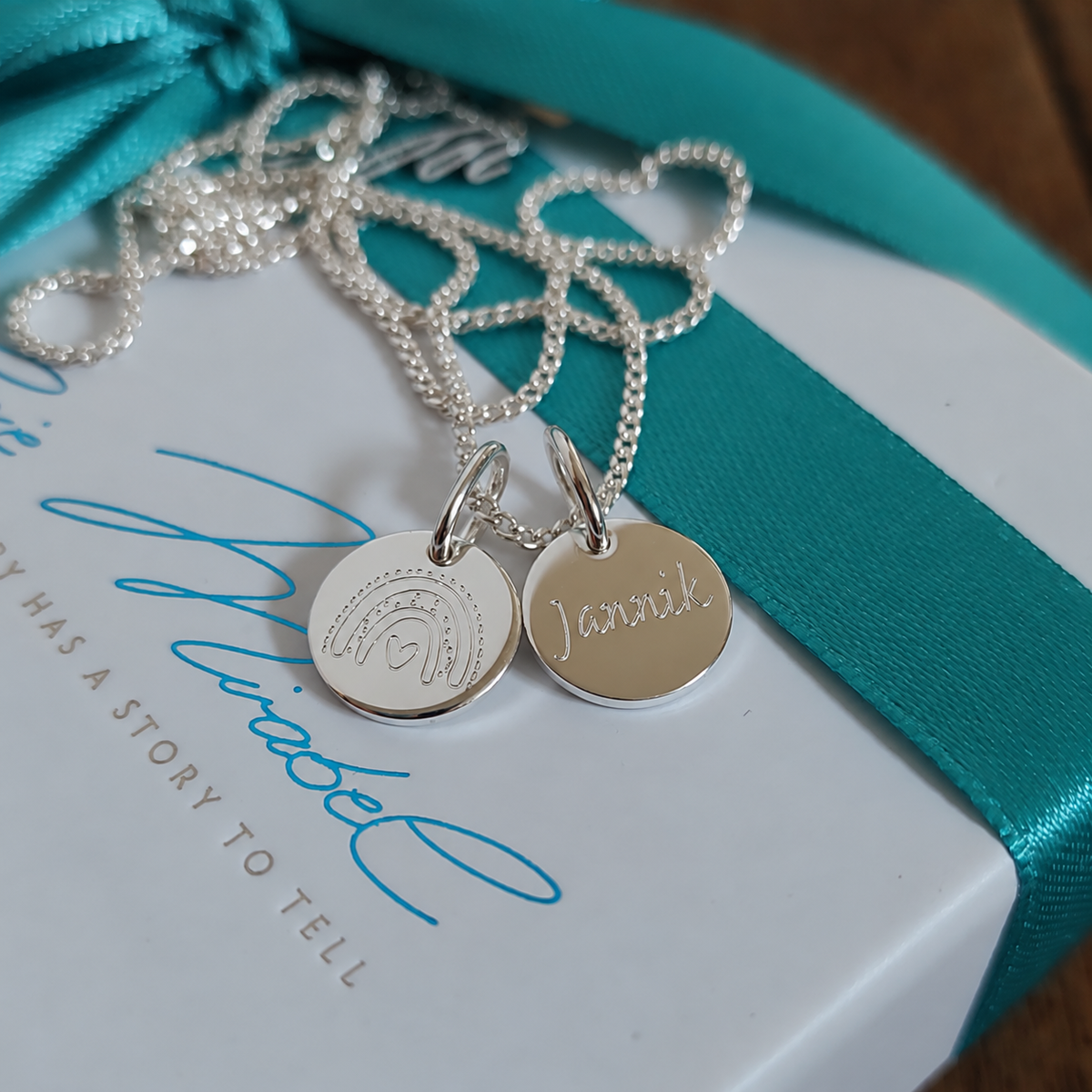 etailsansicht auf die Gravuren unser meistverkauften Initialenkette mit 2 Buchstaben - ein perfektes geschenk vom Ehemann an seine Ehefrau zur Geburt ihrer Kinder, um die Liebe und Verbundenheit auszudrücken. Wir personalisieren die Plättchen mit Kindernamen, Baby Fussabdrücken, Geburtsblumen und vieles mehr in unserem Berliner Atelier