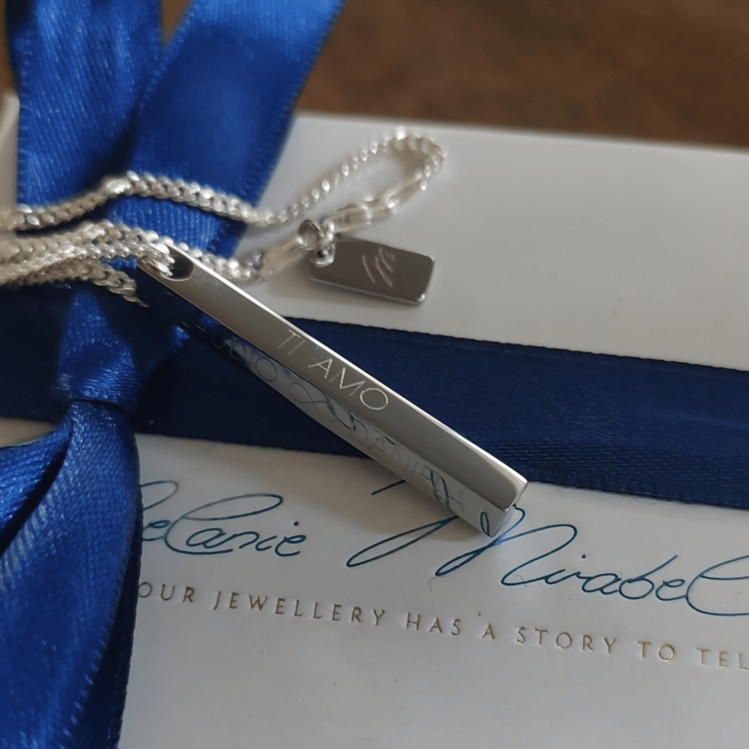 herren kette personalisisiert. schmuck für männer aus 925 silber mit gravur barren, der mit kindernamen oder anfangsbuchstaben der familie graviert werden kann. ein perfektes geschenk für ehemann und freund um ein besonders persönliches schmuckstück mit bedeutung zu verschenken