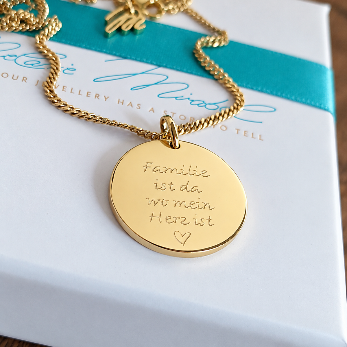namenskette für mama mit persönlicher gravur einer handschrift der kinder oder oma, mit der gravur eines baby fussabdruck als geschenk zur geburt. ein perfektes geschenk zu muttertag oder einem jahrestag