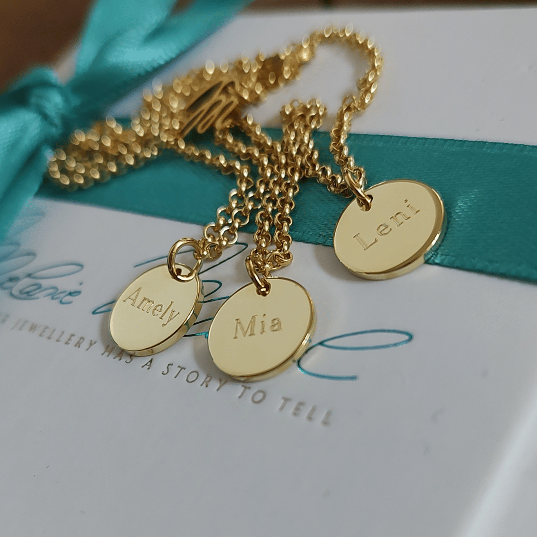 Familienkette mit den Namen der Kinder graviert – ein Geschenk für Mütter, das auch zur ersten eigenen Kette für die Tochter passt.