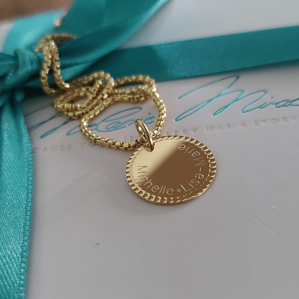 goldkette mit buchstabe, buchstaben kette, namenskette gold mit gravur plättchen, schmuck für mama mit gravur der kindernamen, halskette für mama mit initialen der kinder
