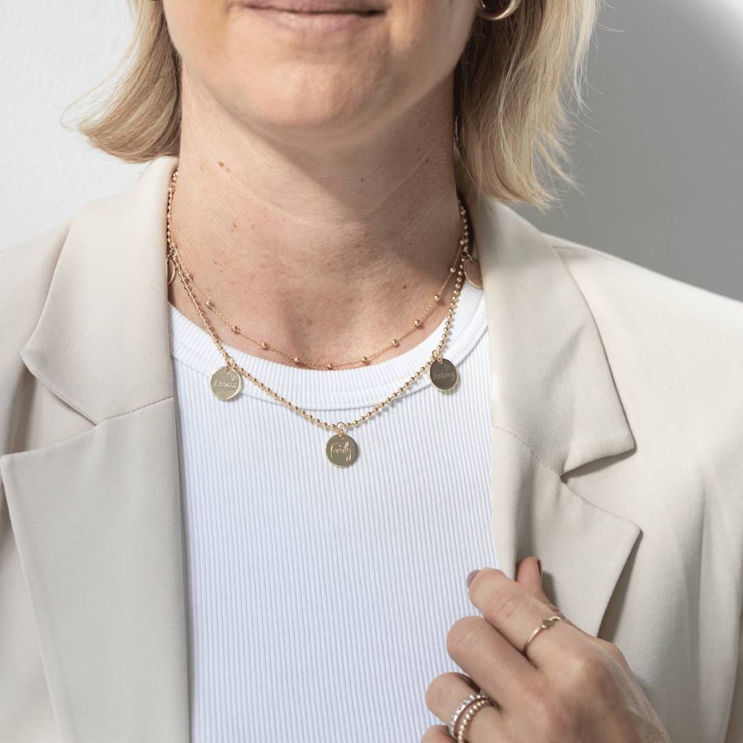 Das 2-in-1 Geschenkset haben wir für Mamas gestalett. Es kombiniert unsere Familienkette HAPPY FAMILY mit unserer edlen Layering Kette MARIE. Ein Geschenk für die Mama zur Geburt oder zum hochzeitstag
