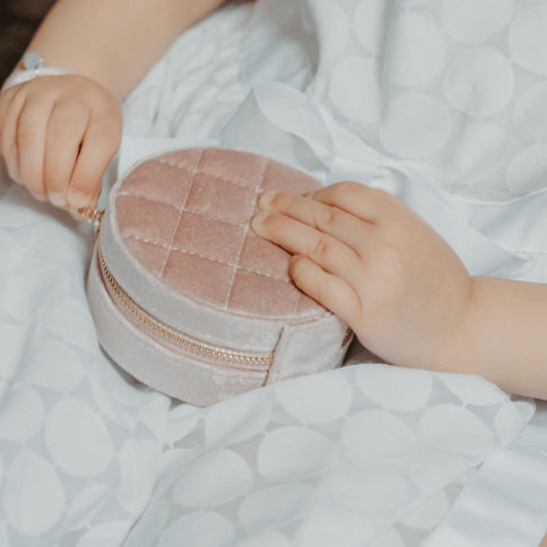 travel box klein rund, schmuck Etui rosa für Mädchen, Schmucketui rund mit weichen Velours, Taufgeschenk für Mädchen, Geschenk zur taufe 