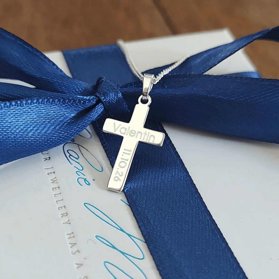 taufkette silber für Jungs  mit einem kreuz Anhänger, den wir mit einer individuellen gravur personalisieren. ein perfektes geschenk zur taufe und kommunion für Jungs. Taufgeschenk für Jungs von paten an das taufkind oder von den grosseltern an ihr enkelkind. Taufkette aus echten Gold in 585 Gelbgold und 585 Weissgold