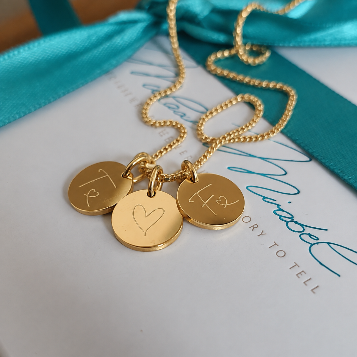 Goldene Initialenkette mit dem Anfangsbuchstaben der  Kinder oder Liebsten, ein zeitloses Geschenk von einem Mann an seine Partnerin und Mama der Kinder. Die Buchstaben Kette Gold wird in unserem Berliner Atelier handgefertigt und individuell graviert. Perfekt zum Jahrestag oder als spontanes Zeichen der Liebe.
