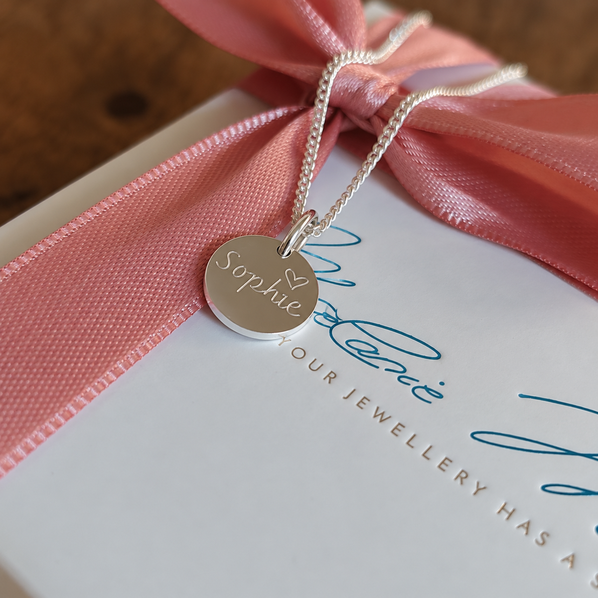 Personalisierte Kette für Mama mit Gravur des Namen Eures Kindes. Mit Liebe in Berlin handgefertigt . Perfektes Geschenk für die Mama zur Geburt Baby oder zum Muttertag vom Ehemann und Papa. Eine Buchstaben Kette mit Anfangsbuchstaben der Kinder ist für jede Mama etwas ganz Besonderes