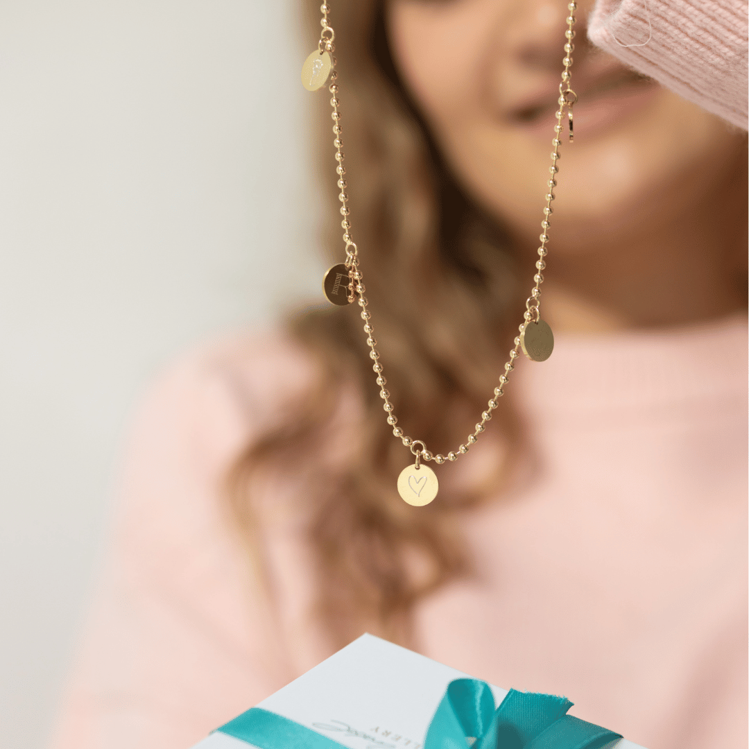 Die erste eigene Familienkette für Mädchen und Töchter, fein gearbeitet und leicht zu tragen – ein Geschenk, das emotional mitwächst.
