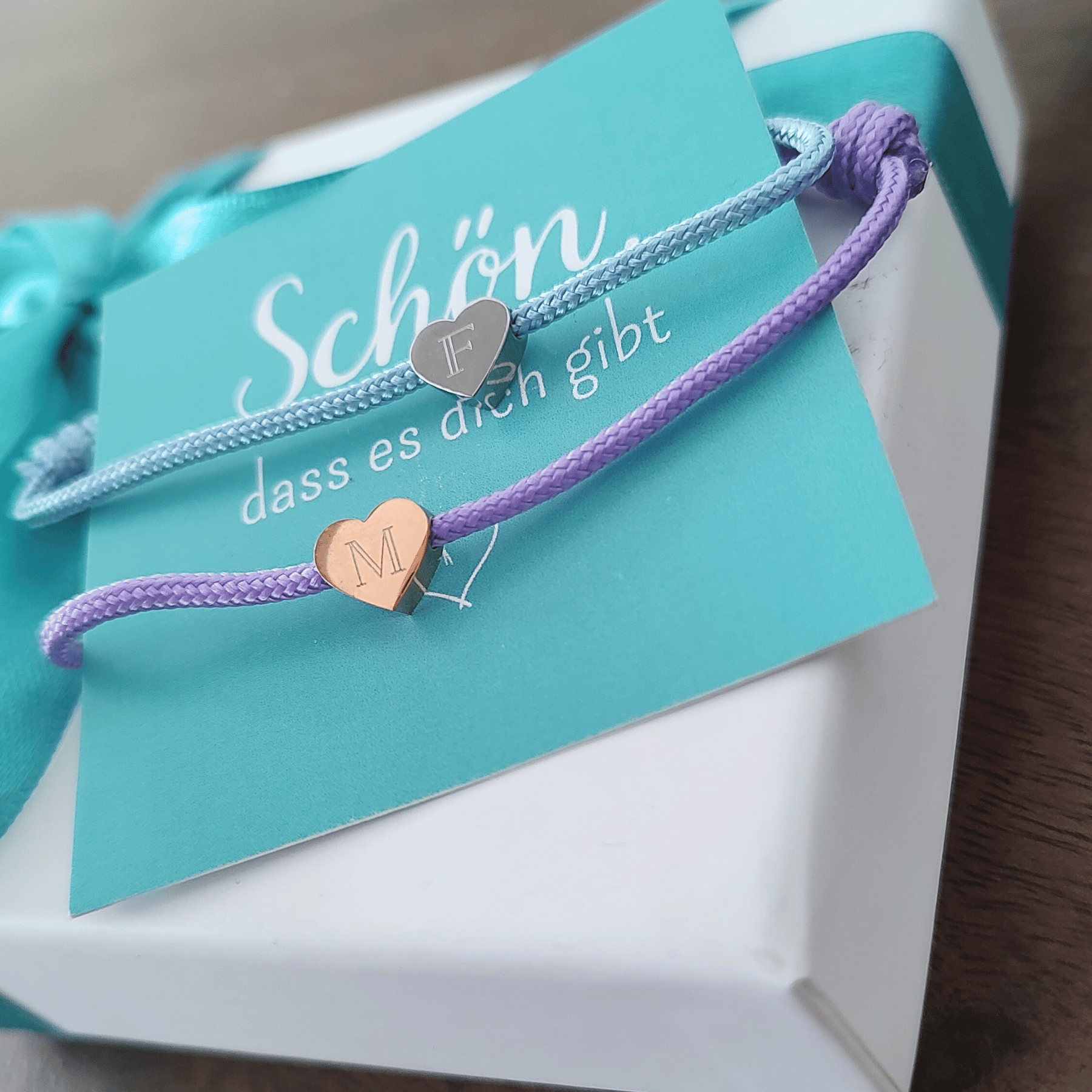 Personalisiertes Mutter-Tochter-Armband mit Herz aus Gold oder Silber am Nylonband – zeitloses Symbol für Liebe und Zusammenhalt.