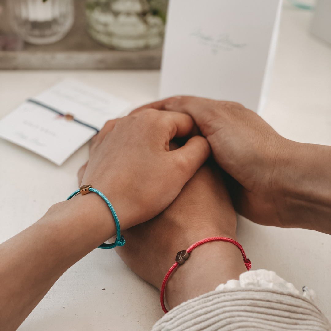 Personalisiertes Mutter-Tochter-Armband mit Herz aus Gold oder Silber am Nylonband – zeitloses Symbol für Liebe und Zusammenhalt. perfektes mama tochter schmuck geschenk
