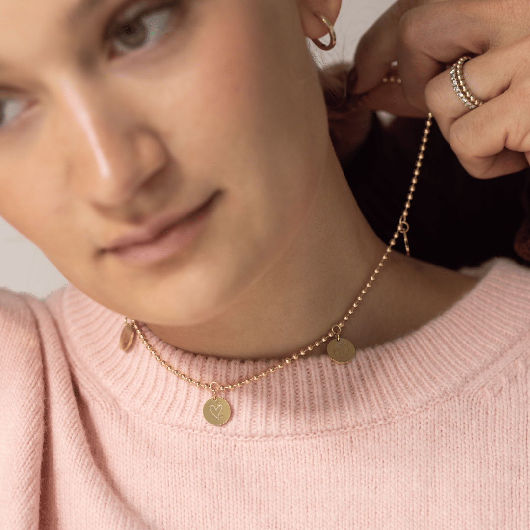 Mutter-Tochter-Kette im Partnerlook getragen – Meine 1. Familienkette verbindet Mama und Tochter auf besondere Weise.