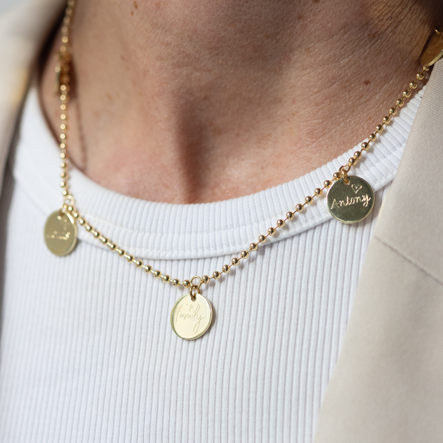 Goldkette mit Buchstaben und Gravur, individuell für Mama personalisiert – die QUEEN MOM Kette mit drei runden Anhängern in gold ist eine beliebte namenskette für mütter insbesondere als gechenk zur geburt.