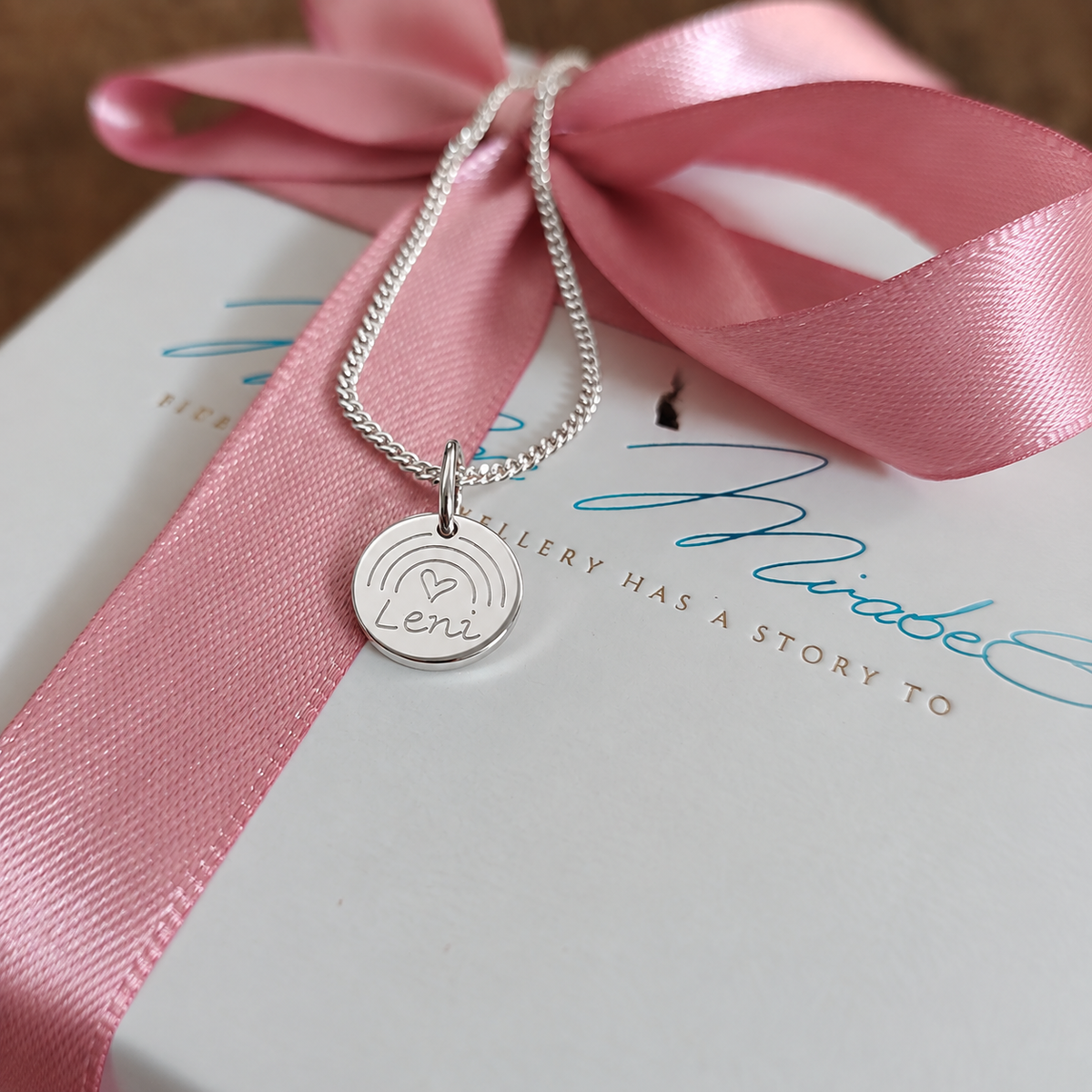 personalisiertes geschenk für die mama. ein persönliches Schmuckstück mit kindernamen graviert in Echtsilber handgefertigt in Berlin. Wunderschönes  Geschenk von Papa an die Mama