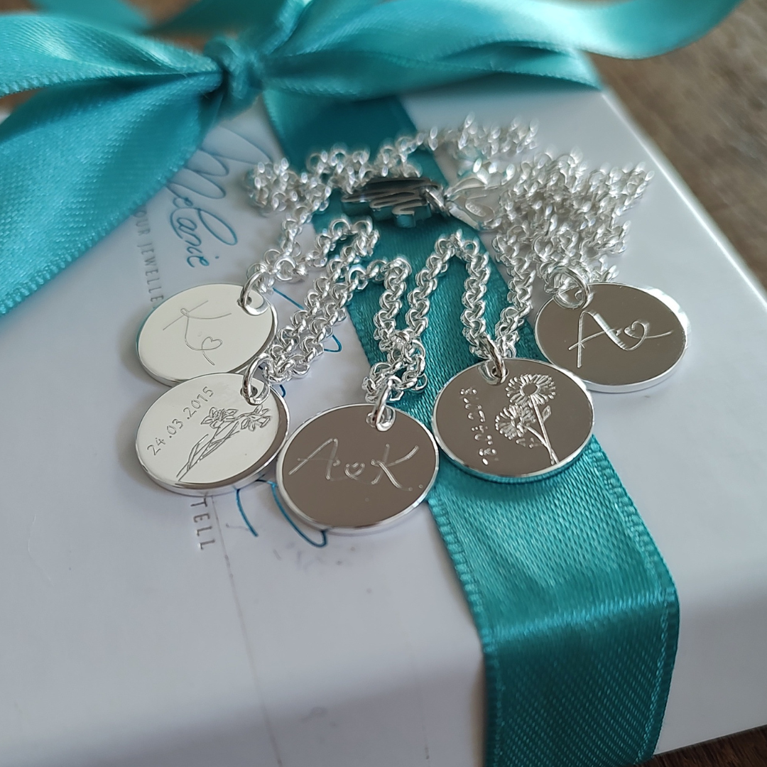 Die CREW LOVE Familienkette mit fünf runden Gravur-Plättchen in Silber, handgefertigt in unserer Meisterwerkstatt in Berlin ist eine unser beliebtesten Namenskette für Mütter, eines der meistgewählten Geschenke für die Mama zum Hochzeitstag oder die Geburt eines Kindes und auch für die liebe Oma, zum Geburtstag ein tolles Geschenk von den Enkelkindern