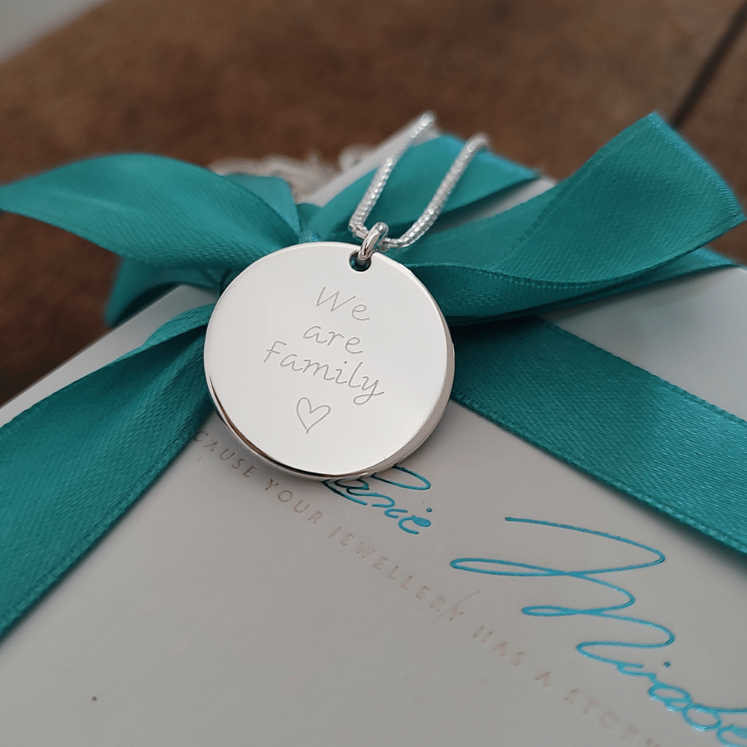 kette personalisiert, namenskette silber mit grossen gravur anhänger, schmuck mit botschaft, personalisierten namenskette mit gravur kinder namen, halskette für die mama zur geburt, geschenk zur geburt