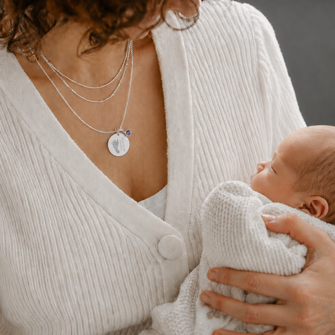 Fußabdruck Kette,
namenskette für mütter zur geburt,
Geburtskette,
Mamakette,
Kette mit Baby Fußabdruck Gravur,
Fußabdruck Kette personalisiert,
Geschenk zur Geburt Mama Kette mit Namen,
Geburtskette Mama Baby Fußabdruck Silber