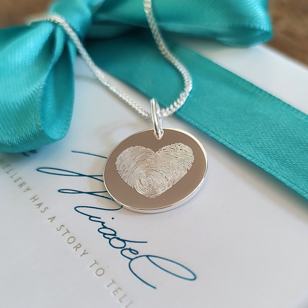 kette mit gravur fingerabdruck, 2 finger in herzform auf einen anhänger gravieren, namenskette an 925 Silber mit gravur individuell nach meinen wünschen, kette zur geburt, mamamkette